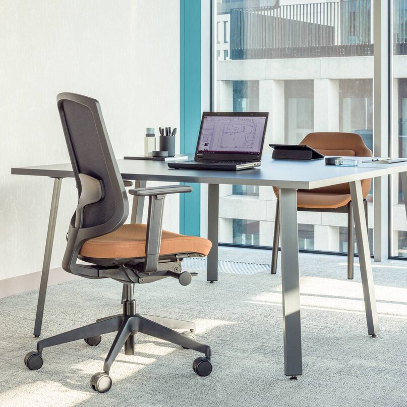 Kancelářský stůl Ogi A