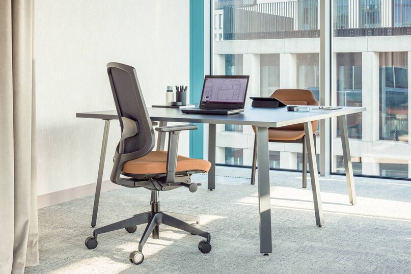 Kancelářský stůl Ogi A