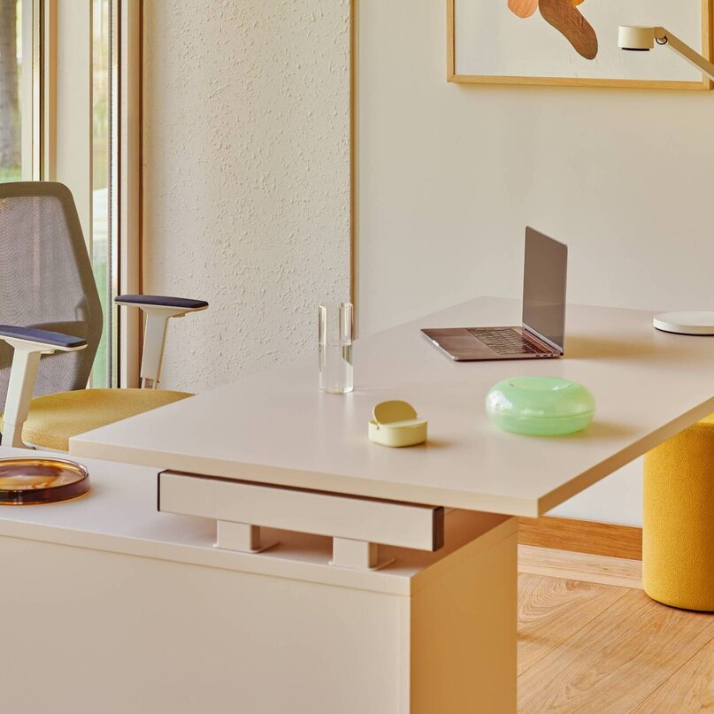 Kancelářský stůl Ogi M