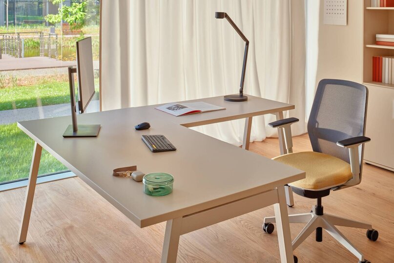 Kancelářský stůl Ogi M