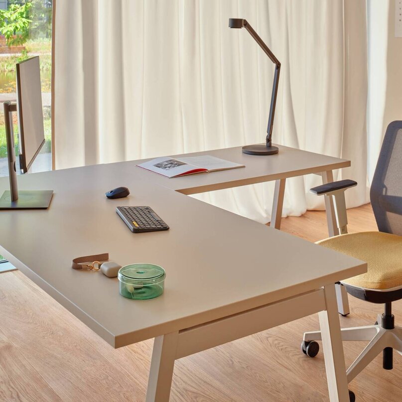 Kancelářský stůl Ogi M