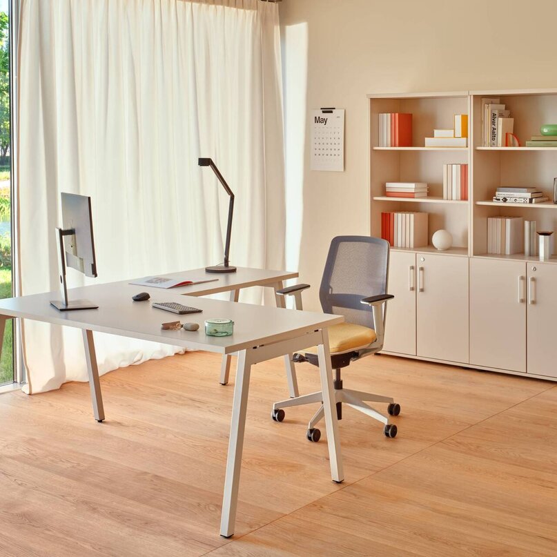 Kancelářský stůl Ogi M