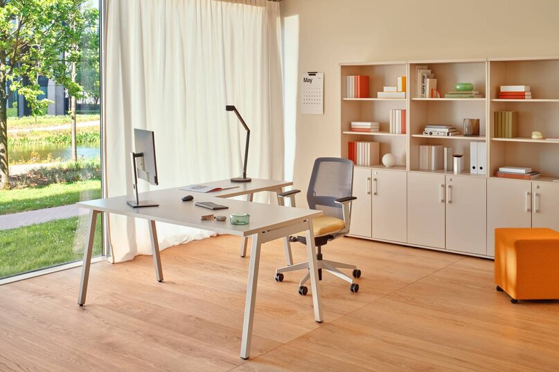 Kancelářský stůl Ogi M